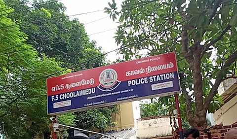 சென்னை | மின்வாரிய பெண் அதிகாரியிடம் நகை பறித்து தப்பிய காவலரை தாக்கிய மக்கள் மீது வழக்குப் பதிவு