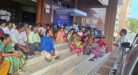 வருவாய் துறை அலுவலர்களின் காலவரையற்ற வேலைநிறுத்தம் தொடக்கம்: பணியை புறக்கணித்து 10,300 பேர் பங்கேற்பு