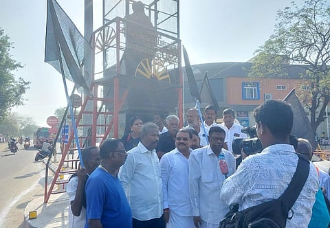 நெல்லை வரும் பிரதமருக்கு எதிர்ப்பு: காங்கிரஸ் கட்சியினர் கருப்புக்கொடி ஏந்தி போராட்டம்