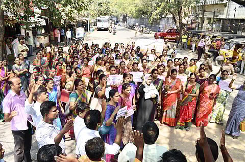 மதுரையில் இன்று மாவட்ட முதன்மைக் கல்வி அலுவலகம் முன்பு இடைநிலை பதிவு மூப்பு ஆசிரியர்கள் சங்கத்தினர் முற்றுகைப் போராட்டத்தில் ஈடுபட்டனர். | படம்: எஸ்.கிருஷ்ணமூர்த்தி