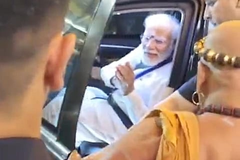 மக்களுடன் நின்றிருந்த மதுரை ஆதீனத்தை காரை நிறுத்தி சந்தித்த பிரதமர் மோடி!