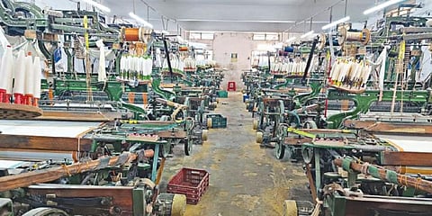 வேலை நிறுத்தத்தால், தொழிலாளர்கள் இன்றி வெறிச்சோடி காணப்பட்ட திருச்செங்கோட்டில் உள்ள விசைத்தறி கூடம்.