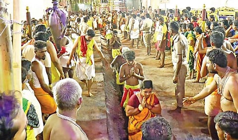 மாசி குண்டம் திருவிழாவை முன்னிட்டு, திருச்செங்கோடு சின்ன ஓங்காளி யம்மன் கோயிலில் குண்டம் இறங்கி நேர்த்திக் கடன் செலுத்திய பக்தர்கள்.