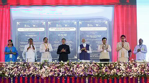 தூத்துக்குடியில் ரூ.17,373 கோடியிலான 36 திட்டங்களை பிரதமர் மோடி நேற்று தொடங்கி வைத்தார். உடன் மத்திய அமைச்சர் சர்பானந்த சோனோவால், இணை அமைச்சர்கள் எல்.முருகன், ஸ்ரீ பாத யெஸோ நாயக், சாந்தனு தாக்கூர், ஆளுநர் ஆர்.என்.ரவி, தமிழக அமைச்சர் எ.வ.வேலு, கனிமொழி எம்.பி. ஆகியோர்.