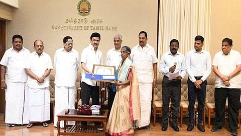 தமிழ் இலக்கியத்துக்கு வளம் சேர்த்த 9 எழுத்தாளர்களுக்கு ‘இலக்கிய மாமணி’ விருது: முதல்வர் ஸ்டாலின் வழங்கினார்