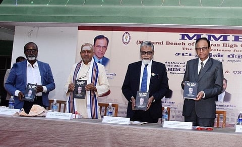 மதுரையில் ஓய்வு பெற்ற நீதிபதி எப்.எம்.இப்ராகிம்கலிபுல்லா எழுதிய புத்தக வெளியீட்டு விழாவில் உயர் நீதிமன்ற தலைமை நீதிபதி உள்ளிட்டோர் கலந்துகொண்டனர்.