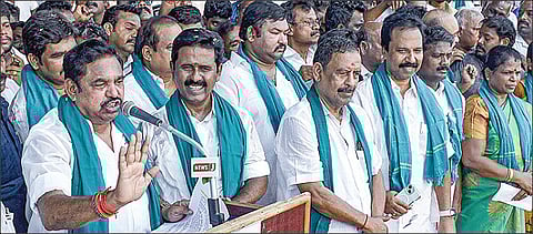 தஞ்சாவூரில் நேற்று நடைபெற்ற கண்டன ஆர்ப்பாட்டத்தில் பேசிய அதிமுக பொதுச் செயலாளர் பழனிசாமி. படம்: ஆர்.வெங்கடேஷ்