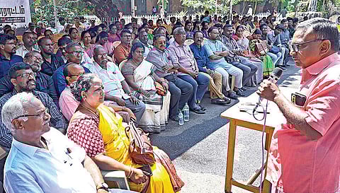 நிலுவைத்தொகையை வழங்கக்கோரியும், மார்ச் மாத ஊதியம் வழங்க நடவடிக்கை எடுக்க வலியுறுத்தியும், சென்னை பல்கலைக்கழக பேராசிரியர்கள் மற்றும் அலுவலர்கள் நேற்று முதல் காலவரையற்ற வேலைநிறுத்தப் போராட்டத்தில் ஈடுபட்டுள்ளனர்.படம்: ம.பிரபு