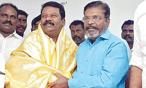 சென்னை, அசோக் நகரில் உள்ள விசிக தலைமையகத்துக்கு வருகை தந்த செல்வப்பெருந்தகைக்கு தமிழக காங்கிரஸ் தலைவராக பொறுப்பேற்றமைக்காக விசிக தலைவர் திருமாவளவன் பொன்னாடை போர்த்தி வாழ்த்து தெரிவித்தார்.