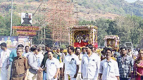 திருப்பதியில் உள்ள பிரசித்தி பெற்ற சைவ திருத்தலமான கபிலேஸ்வரர் கோயிலில் நேற்று காலை சிவராத்திரி பிரம்மோற்சவ விழா கொடியேற்றத்துடன் தொடங்கியது. இதனை தொடர்ந்து உற்சவ மூர்த்திகள் நகரின் முக்கிய வீதிகளில் உலா வந்து பக்தர்களுக்கு அருள் பாலித்தனர்.