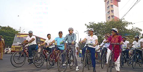 மக்களவை த் தேர்தலை முன்னிட்டு தேர்தல் ஆணையம் சார்பில் “ஓட்டு, ஓட்டுக்காக ஓட்டு” விழிப்புணர்வு சைக்கிள் பேரணி சென்னை கலங்கரை விளக்கம் அருகே நேற்று நடைபெற்றது. இதில் தமிழகத் தலைமை தேர்தல் அதிகாரி சத்ய பிரத சாஹு, சென்னை மாநகராட்சி ஆணையர் ராதாகிருஷ்ணன், சென்னை காவல் ஆணையர் சந்தீப் ராய் ரத்தோ ர் உள்ளிட்டோர் பங்கேற்றனர்