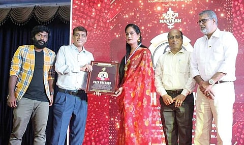 திருநங்கையரைக் கௌரவித்த மாணவிகளின் ‘மாற்றம்’!