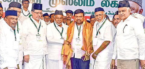 திருச்சியில் நேற்று இந்திய யூனியன் முஸ்லிம் லீக் கட்சியின் மாநில பொதுக்குழு
கூட்டத்தில், ராமநாதபுரம் மக்களவைத் தொகுதியில் முஸ்லிம் லீக் கட்சியின்
வேட்பாளராக அறிவிக்க ப்பட்டுள்ள நவாஸ் கனியை அறிமுகப்படுத்திய
அக்கட்சி தலைவர் கே.எம்.காதர் மொகிதீன். படம்: ர.செல்வமுத்துகுமார்