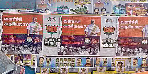 வளர்ச்சி அரசியலா, வாரிசு அரசியலா? - பாஜகவினர் சுவரொட்டி பிரச்சாரம்