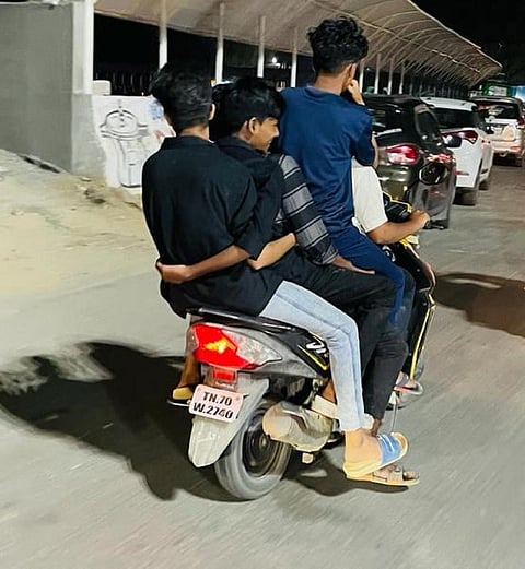 ஓசூர் | இருசக்கர வாகனத்தில் 5 பேர் பயணம் - வாகன உரிமையாளருக்கு ரூ.25 ஆயிரம் அபராதம்