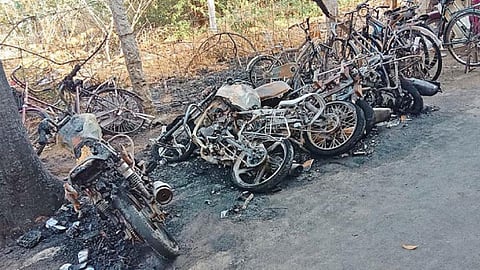 மதுரை எல்லீஸ் நகரில் இரு சக்கர வாகனங்கள் தீயிட்டு எரிப்பு