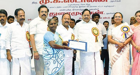 வேலூர் மாவட்டம் வருவாய் மற்றும் பேரிடர் மேலாண்மை துறை சார்பில் காட்பாடியில் நடைபெற்ற நிகழ்ச்சியில் ஒரு பயனாளிக்கு இலவச வீட்டுமனை பட்டா வழங்கிய அமைச்சர் துரைமுருகன். அருகில், ஆட்சியர் சுப்புலட்சுமி, எம்.பி.கதிர் ஆனந்த் உள்ளிட்டோர். படம்: வி.எம்.மணிநாதன்.