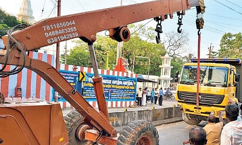 நாகர்கோவில் வெட்டுர்ணிமடத்தில் நேற்று சென்டர் மீடியனில் மோதி விபத்துக்குள்ளான டாரஸ் லாரி, கிரேன் மூலம் மீட்கப்படுகிறது.