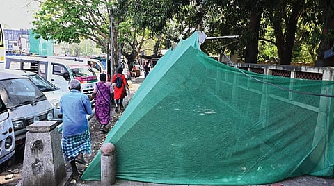 சென்னை மயிலாப்பூர் லஸ் கார்னர் பகுதியில் நடைபெற்றுவரும் மெட்ரோ ரயில் பணிகள் காரணமாக பேருந்து நிழற்குடை அகற்றப்பட்டு தடுப்பு வைக்கப்பட்டுள்ளது.