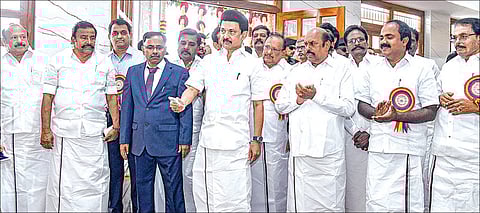 மயிலாடுதுறை மாவட்டம் மன்னம்பந்தலில் புதிய மாவட்ட ஆட்சியர் அலுவலகம் மற்றும் பல்வேறு நிறைவுபெற்ற பணிகளை திறந்து வைத்து, நலத்திட்ட பணிகளுக்கு அடிக்கல் நாட்டிய முதல்வர் மு.க.ஸ்டாலின். உடன், அமைச்சர்கள் உள்ளிட்டோர்.