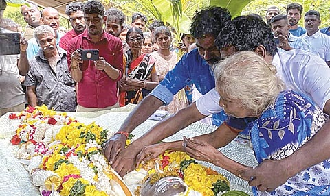 சாந்தனின் உடலுக்கு இறுதி அஞ்சலி செலுத்திய அவரது தாயார் மகேஸ்வரி.