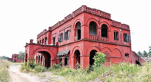 கோவை கெளலிபிரவுன் சாலையில் சிதிலமடைந்த நிலையில் உள்ள நூற்றாண்டு பழமையான, மாநில வனப் பணிக்கான மத்திய அகாடமிக்கு சொந்தமான கட்டிடம். படம்: ஜெ.மனோகரன்