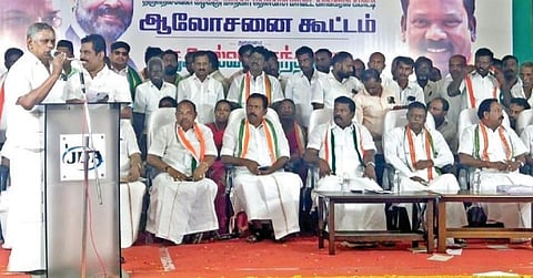 திருநெல்வேலி அருகே நடைபெற்ற காங்கிரஸ் நிர்வாகிகள் கூட்டத்தில் கட்சியின் மாநில தலைவர் செல்வபெருந்தகை உள்ளிட்டோர் பங்கேற்றனர். படம் மு.லெட்சுமி அருண்.