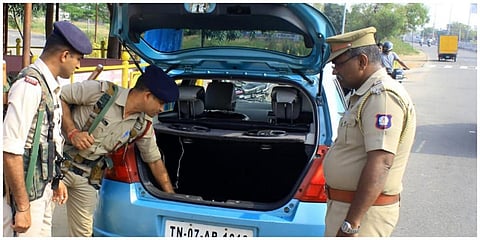 திருநெல்வேலியில் துணை ராணுவப் படையினர் வாகன சோதனையில் ஈடுபட்டனர்