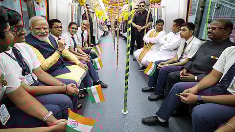 கொல்கத்தாவில் நீருக்கு அடியில் செல்லும் நாட்டின் முதல் மெட்ரோ ரயில் சேவையை நேற்று தொடங்கி வைத்த பிரதமர் மோடி, மாணவர்களுடன் கலந்துரையாடியபடி மெட்ரோ ரயிலில் பயணம் செய்தார்.படம்: பிடிஐ