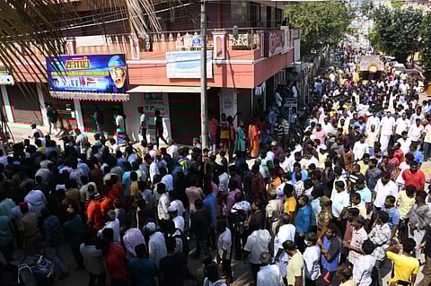 சிறுமியின் உடலுக்கு புதுச்சேரி அமைச்சர் ஒருவர் கூட அஞ்சலி செலுத்தவில்லை: அதிமுக விமர்சனம்