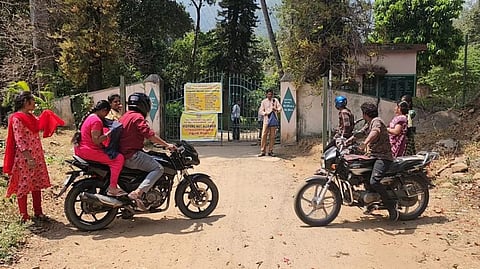 கல்லாறு பழப் பண்ணைக்கு வருகை தந்த சுற்றுலா பயணிகள், தடை விதிக்கப்பட்டுள்ளதால் நுழைவாயிலில் இருந்து திருப்பிச் செல்கின்றனர்.