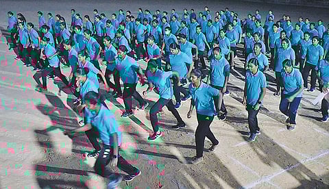 கோவை மாநகர காவல்துறையின் சார்பில், நேற்று நடத்தப்பட்ட மாரத்தான் போட்டியில் பங்கேற்ற பெண் காவலர்கள்.
| படம்: ஜெ.மனோகரன் |