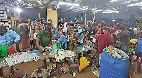 பூண்டி வெள்ளியங்கிரி மலையடிவாரத்தில் பக்தர்களிடம் பிளாஸ்டிக் கவர்கள் இருக்கிறதா என சோதனை செய்த வனத்துறை ஊழியர்கள்.