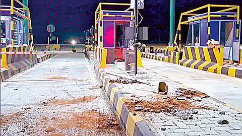 நத்தம் அருகே தாக்குதலுக்கு உள்ளான சுங்கச்சாவடி.