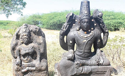 களத்தூர் அர்ச்சுனா ஆற்றங்கரையில் கண்டெடுக்கப்பட்ட சிலைகள், சிவப்பு ஓடுகள் மற்றும் இரும்பு தாதுக்கள்.