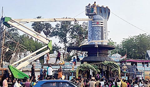 மகா சிவராத்திரியையொட்டி, திருவள்ளூர் மாவட்ட ஆட்சியர் அலுவலகம் அருகே குரு முத்தீஸ்வரர் கோயிலில் உள்ள 41 அடி உயர ராஜலிங்கத்துக்கு நேற்று கிரேன் மூலம் 1,008 லிட்டர் பாலாபிஷேகம் நடைபெற்றது.