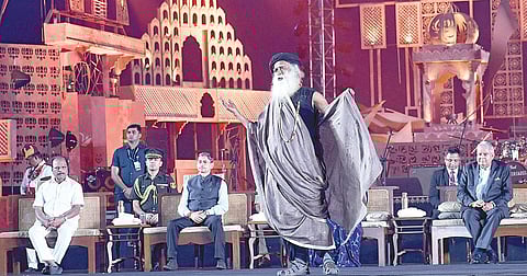 ஈஷா மையத்தில் நடைபெற்ற மகா சிவராத்திரி விழாவில் குடியரசு துணைத் தலைவர் ஜெகதீப் தன்கர், ஆளுநர்கள் ஆர்.என்.ரவி, இந்திரசேனா ரெட்டி உள்ளிட்டோரை வரவேற்றுப் பேசிய ஈஷா நிறுவனர் சத்குரு.படம்: ஜெ.மனோகரன்