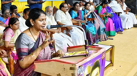 திண்டுக்கல்லில் திமுக மகளிரணி சார்பில் நடந்த உலக மகளிர் தின விழாவில் பேசிய மாநில துணைப்பொதுச்செயலாளர் கனிமொழி எம்.பி. அருகில் அமைச்சர்கள் ஐ.பெரியசாமி, அர.சக்கரபாணி.