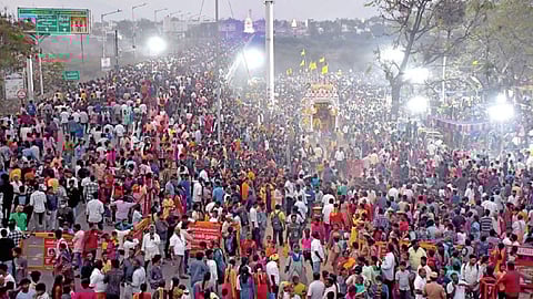 வேலூர் பாலாற்றங்கரையில் மயானக்கொள்ளை திருவிழா கோலாகலம்: 50,000+ பக்தர்கள் பங்கேற்பு