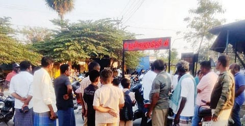 கிருஷ்ணகிரி அருகே மகாராஜாகடை நாரல்பள்ளி கூட்டுரோடு பகுதியில் வனத்துறை சார்பில் அமைக்கப்பட்டுள்ள எல்இடி டிஜிட்டல் திரை மூலம் யானைகள் நடமாட்டம் குறித்த தகவலை தெரிந்து கொள்ள திரண்ட கிராம மக்கள்.