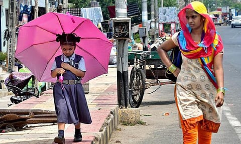 பகல் 11 முதல் பிற்பகல் 3 மணி வரை வெளியே செல்வதை தவிர்க்க பொதுமக்களுக்கு சுகாதாரத் துறை அறிவுறுத்தல்