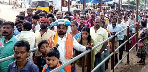 மாசி மாத அமாவாசையையொட்டி சதுரகிரி சுந்தர மகாலிங்கம் கோயிலுக்கு செல்வதற்காக தாணிப்பாறை அடிவாரத்தில் காத்திருந்த பக்தர்கள்.