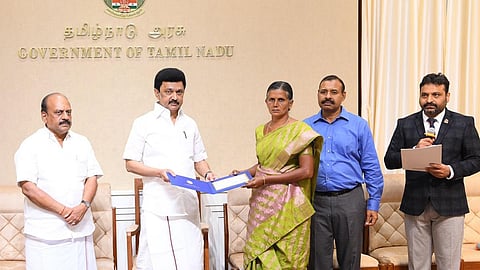 பட்டுவளர்ச்சித் துறையின் சார்பில், பட்டு விவசாயிகள், பட்டு நூற்பாளர்கள் மற்றும் விதைக்கூடு உற்பத்தியாளர்களை ஊக்குவிக்கும் வகையில் மாநில அளவில் 12 விருதாளர்களுக்கு 9 லட்சம் ரூபாய் பரிசுத் தொகைக்கான காசோலைகளை முதல்வர் மு.க.ஸ்டாலின் தலைமைச் செயலகத்தில் நேற்று வழங்கினார். நிகழ்ச்சியில், குறு,சிறு மற்றும் நடுத்தரத் தொழில் நிறுவனங்கள் துறை அமைச்சர் தா.மோ.அன்பரசன், துறை செயலாளர் தர்மேந்திர பிரதாப் யாதவ், பட்டுவளர்ச்சித் துறை இயக்குனர் சந்திரசேகர் சாகமுரி ஆகியோர் கலந்து கொண்டனர்.