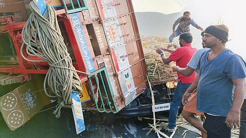 பண்ணாரி - திம்பம் சாலையில் விபத்துக்குள்ளான லாரி.