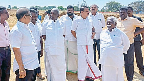 பிரதமர் மோடியின் வருகையை முன்னிட்டு, கன்னியாகுமரி விவேகானந்தா கல்லூரி மைதானத்தில் நேற்று ஆய்வு மேற்கொண்ட முன்னாள் மத்திய அமைச்சர் பொன்.ராதாகிருஷ்ணன், எம்.ஆர்.காந்தி எம்எல்ஏ மற்றும் பாஜக நிர்வாகிகள்.