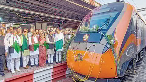 நாடு முழுவதும் 10 புதிய வந்தே பாரத் ரயில் சேவைகள் உட்பட ரூ.85,000 கோடி திட்டங்கள் தொடங்கினார் மோடி