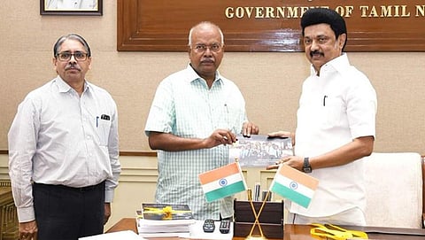 மாநில திட்டக்குழு தயாரித்த 11 சிறப்பு திட்டங்களின் மதிப்பீடு, ஆய்வறிக்கை: முதல்வர் ஸ்டாலினிடம் வழங்கல்