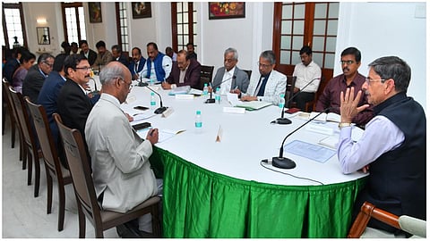 முதல்முறை வாக்காளர்களிடையே 100 சதவீத வாக்குப்பதிவை அடைவதற்கான வியூகங்களை வகுப்பதற்காக அனைத்து பல்கலை. துணைவேந்தர்களுடன் தமிழக ஆளுநரும், மாநிலப் பல்கலைக்கழகங்களின் வேந்தருமான ஆர்.என்.ரவி சென்னை ராஜ் பவனில் கலந்துரையாடினார்.