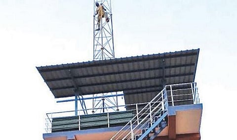 கோவை மருதமலை கோயில் அருகே நிறுவப்பட்டுள்ள தெர்மல் இமேஜ் கேமரா அமைப்புக்கான உயர் கோபுரம்.