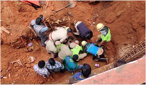 மண் சரியில் புதைந்த தொழிலாளர்கள்